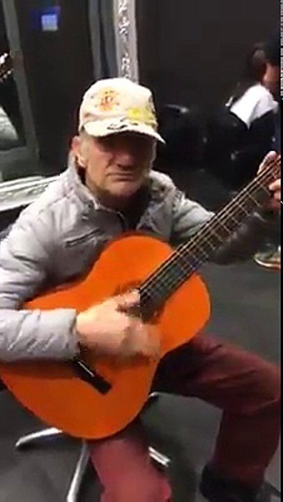 Ce guitariste de rue est juste magique... Quel talent - Vidéo Dailymotion