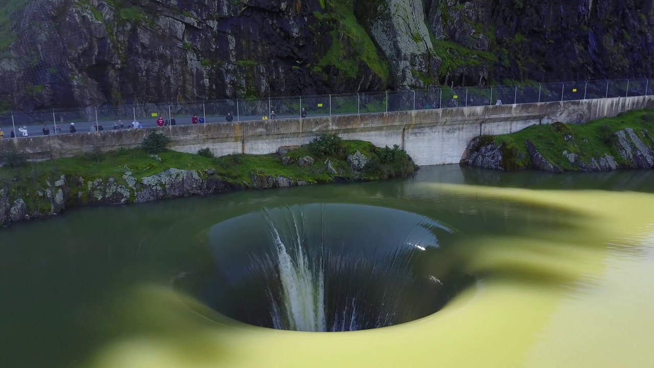 Ce lac qui se vide par un énorme trou est à la fois magnifique et terrifiant - Lac Berryessa (Californie)