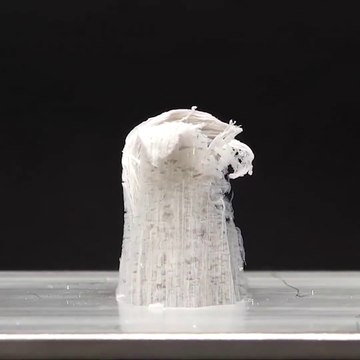 Ce n'est pas de la magie mais une réaction entre le mercure et l'aluminium