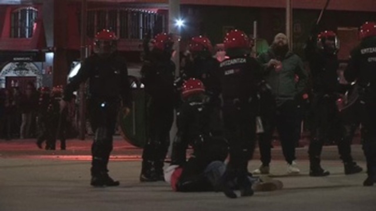 Cargas policiales, incidentes, heridos y detenidos en los enfrentamientos entre radicales de Athletic y Spartak