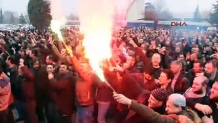 Zam alan lastik işçileri sendika başkanını omuzlarda taşıdı