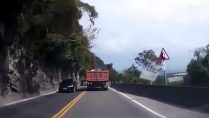 Salvado por milímetros de ser aplastado por una roca enorme