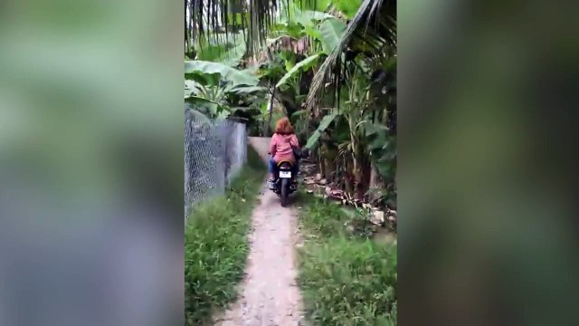 Caída ridícula de motoristas por hacer caballito en parejas