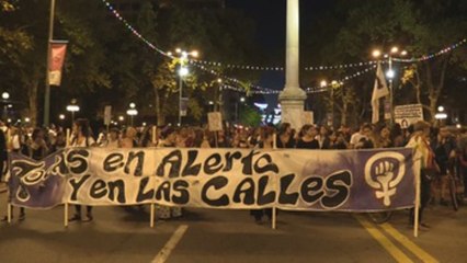 Download Video: Cientos de mujeres marchan en Montevideo por dos nuevos casos de feminicidio