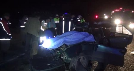 Kontrolünü Kaybeden Otomobil Yol Kenarındaki Tıra Çarptı: 3 ölü 2 yaralı