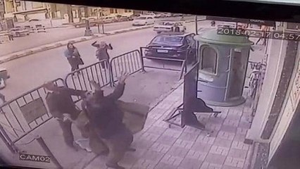 Mısır'da 3. Kattan Düşen Çocuğu Polis Havada Yakaladı