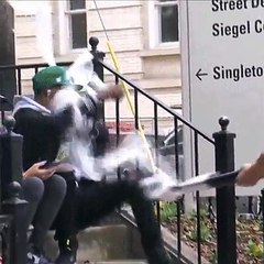 Hombre es atacado por una arma "tira papel higiénico"..