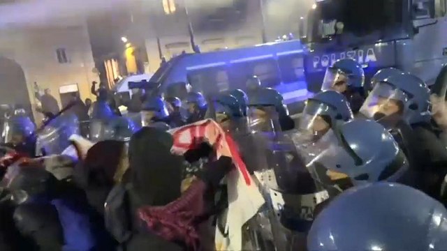 Confrontos entre extrema-esquerda e polícia italiana
