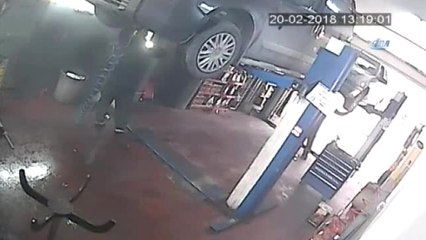 Oto Tamircisinin Yanmaktan Son Anda Kurtulduğu Anlar Kamerada