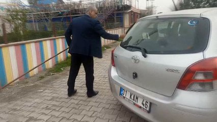 Otomobile giren köpeği çıkarmak için hayvanseverler seferber oldu