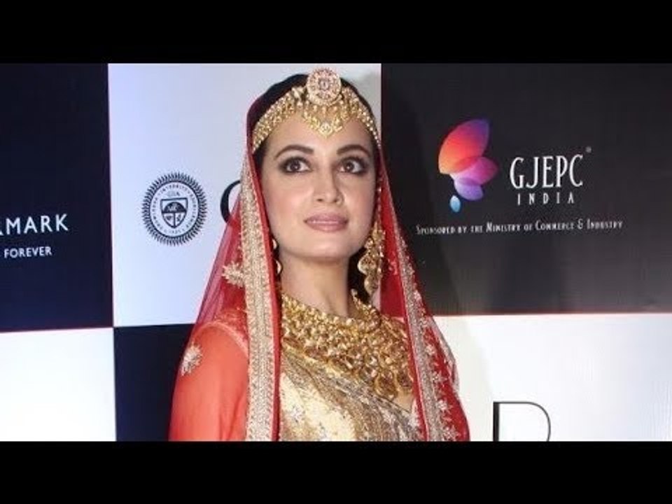 Femina Miss India 2000 Dia Mirza Walks The Ramp