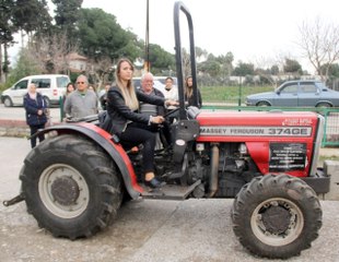 Ojeli Elleriyle Tamir Ettikleri Traktörü, Topuklu Ayakkabılarıyla Sürdüler