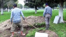 Ateist olan babasının mezarına beton döktü