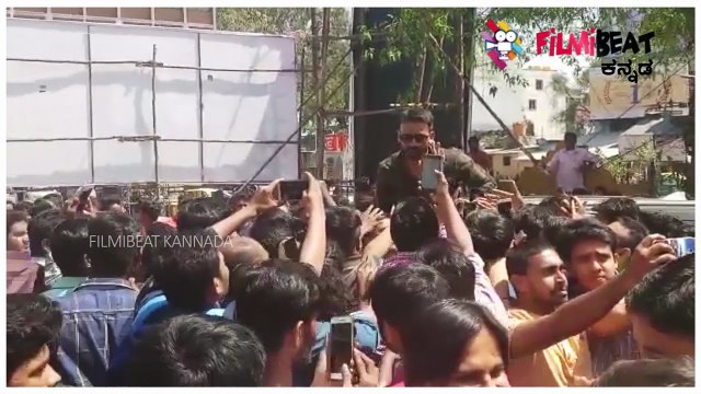 Tagaru Dhananjay fans craze at Urvasi after FDFS | Filmibeat Kannada