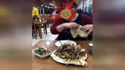 Çeyrek altın için yarım saatte 151 adet çöp et şişi yedi