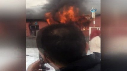 Kars'ta bir ilkokul alev alev yandı