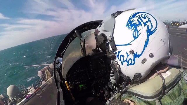 Décollage d'un jet à bord du porte avion USS Theodore Roosevelt