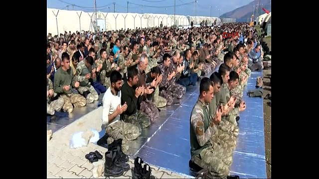 Kahraman Mehmetçik harekat merkezinde cuma namazı kıldı... işte o görüntüler