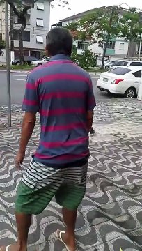 Ce gars est pris en chasse par un pigeon en colère... Ahaha