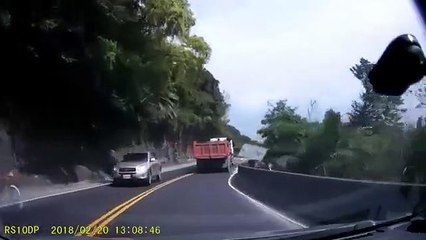 Un automobiliste a de la chance, beaucoup de chance, quand un rocher tombe...