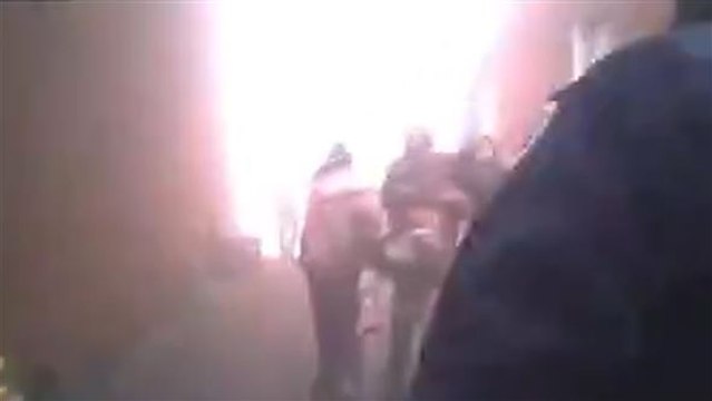 Dramatische Sekunden: Polizist rettet Frau aus Feuer