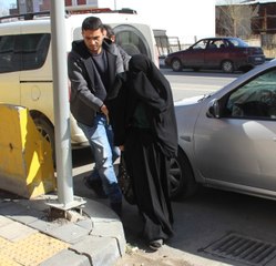 Sevgilisiyle Kaçan Adam Kendini Gizlemek İçin Kadın Kılığına Girdi