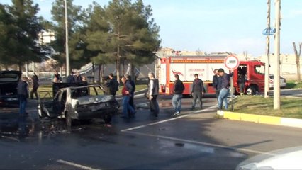 İki aracın karıştığı kazada otomobil küle döndü