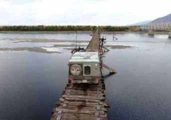 Tourist Risks His Life and His Car Crossing the Vitim River