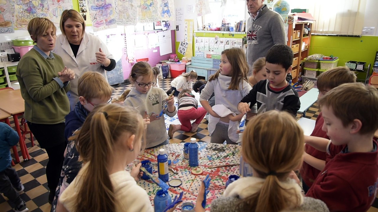 A l'école Achille Legrand prépare le géant Achille pour la ducasse de Messines.Vidéo Eric Ghislainn