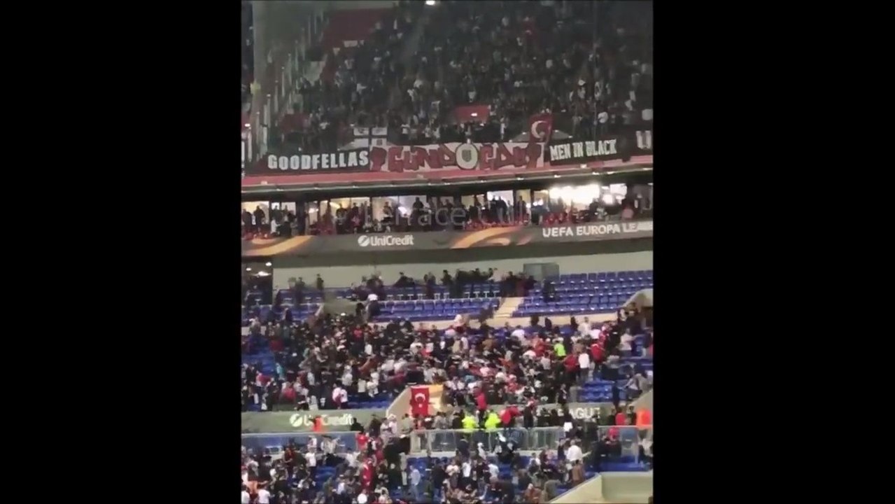 Los ultras del Lyon en una pelea con los del Besiktas