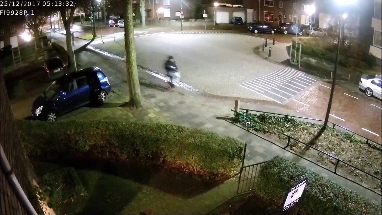 La mauvaise idée d'envoyer des SMS en faisant du vélo ! Enorme gamelle