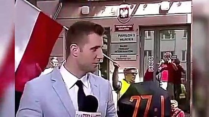 Unos cuernos para el reportero turco en directo