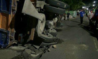 Truk Bermuatan Batu Terperosok di Tanah Abang