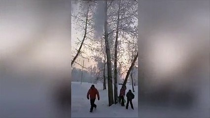 Este padre divierte a sus hijos con una mini avalancha de nieve