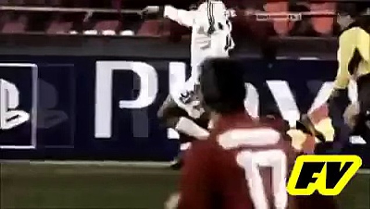 لمن لا يعرف مالديني افضل مدافع في تاريخ كرة القدم والذي كان  يخشاه كل مهاجم