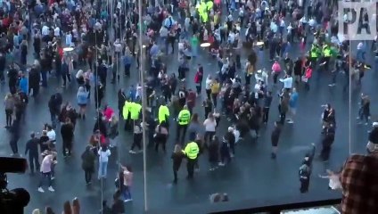 Estos bailes de la policía con fans de Manchester te emocionarán