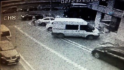 Sabah işe giden kadına kapkaç şoku kamerada