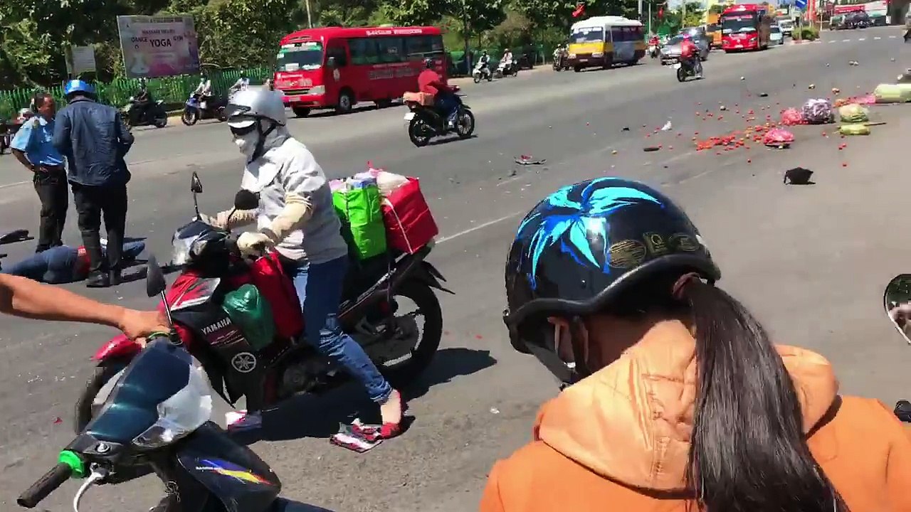 Xe khách tông nhiều xe máy, nhiều người bị thương