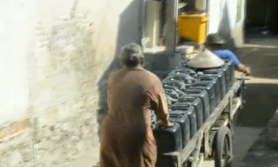 Nenek Juwariyah, Semangat Berjualan Air Keliling