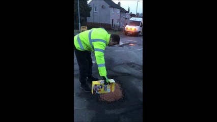 Cet agent communal rebouche un nid de poule avec des Coco Pops !