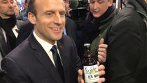 Séance de dédicaces pour Emmanuel Macron à son arrivée au Salon de l'Agriculture