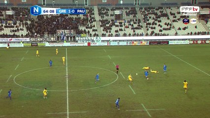 Le choc entre deux défenseurs Palois. Un des deux reste au sol et sort.