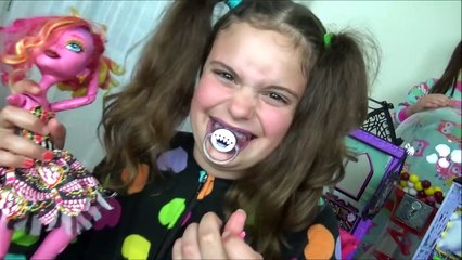 Bad Baby Sitter Minnie Feeding Victoria Annabelle Food Fail Toy Freaks