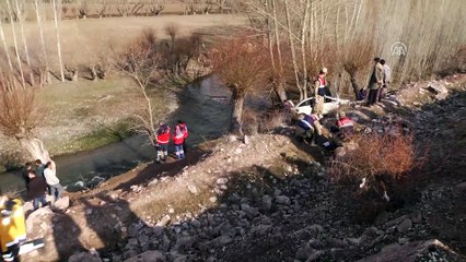 Скачать видео: Otomobil dere yatağındaki ağaçlara çarptı: 3 ölü - SİVAS