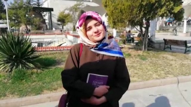 Üniversite öğrencileri yol ortasında kitap okudu