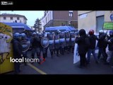 Polizia carica dei manifestanti ad un corteo contro Matteo Salvini