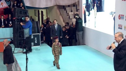 Cumhurbaşkanını gören bordo bereli küçük kızın gözyaşları