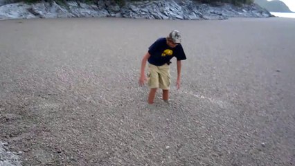 Un lac couvert de pierres qui flottent à la surface de l'eau