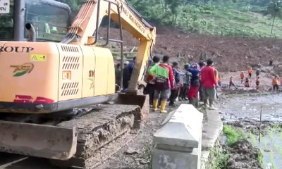 Cari Korban, Petugas Gunakan Pompa Air dan Anjing Pelacak