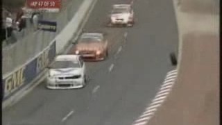 Course automobile avec un pneu en course